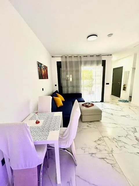Vila Lova- Luxury Apartments 로쿠타스드마르
